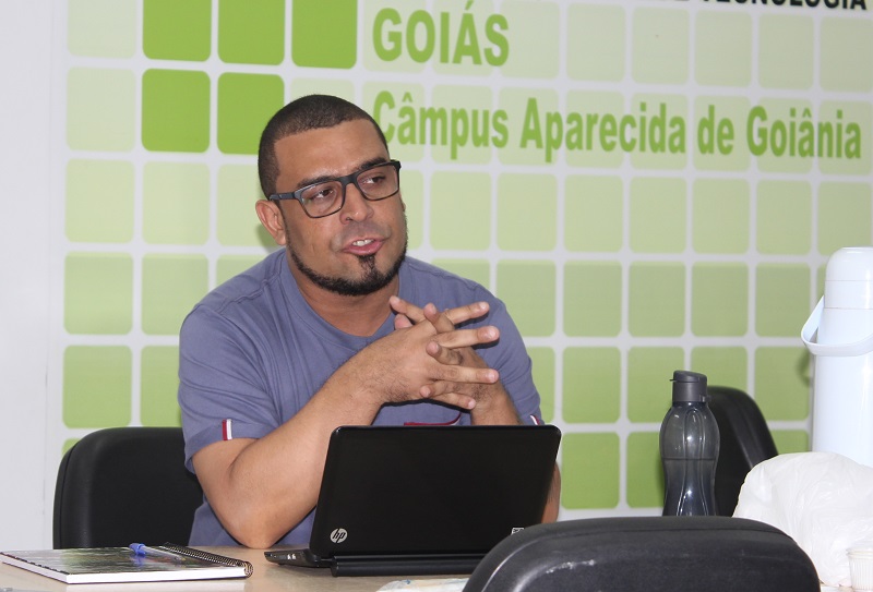 O palestrante ressaltou que a presença e o apoio da família ou de pessoas com forte vínculo na vida dos adolescentes e jovens em suas carências emocionais é fundamental para o enfrentamento de problemas gerados pelo uso de drogas